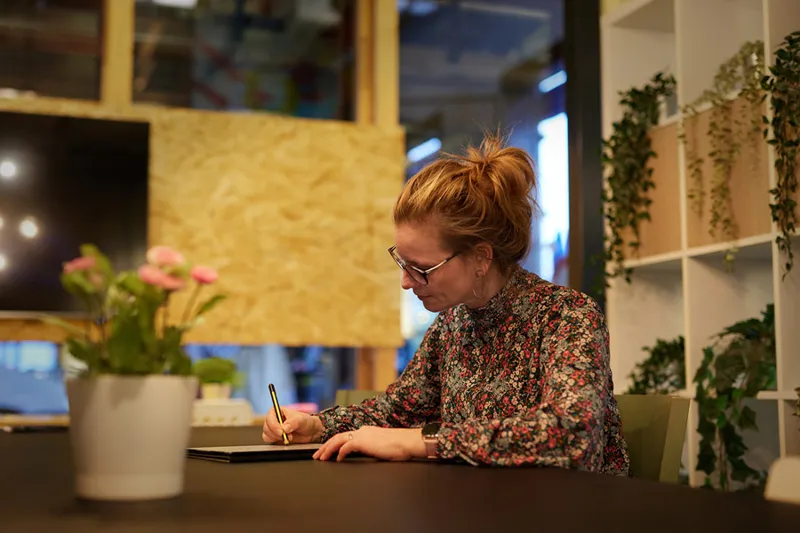 Maartje schrijft op haar tablet