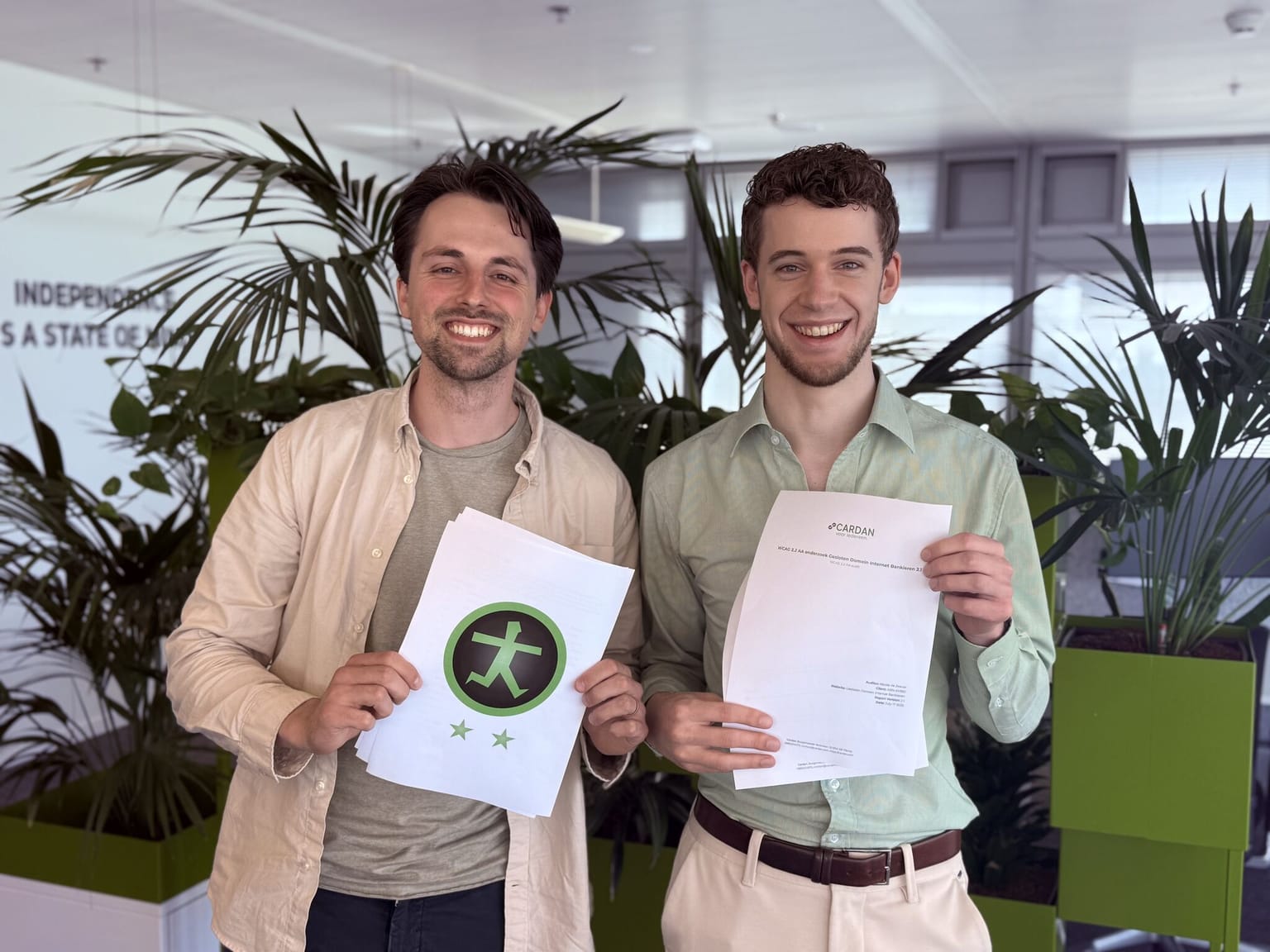 Tim (links) en Martijn (rechts) poseren met het onderzoeksrapport van Cardan
