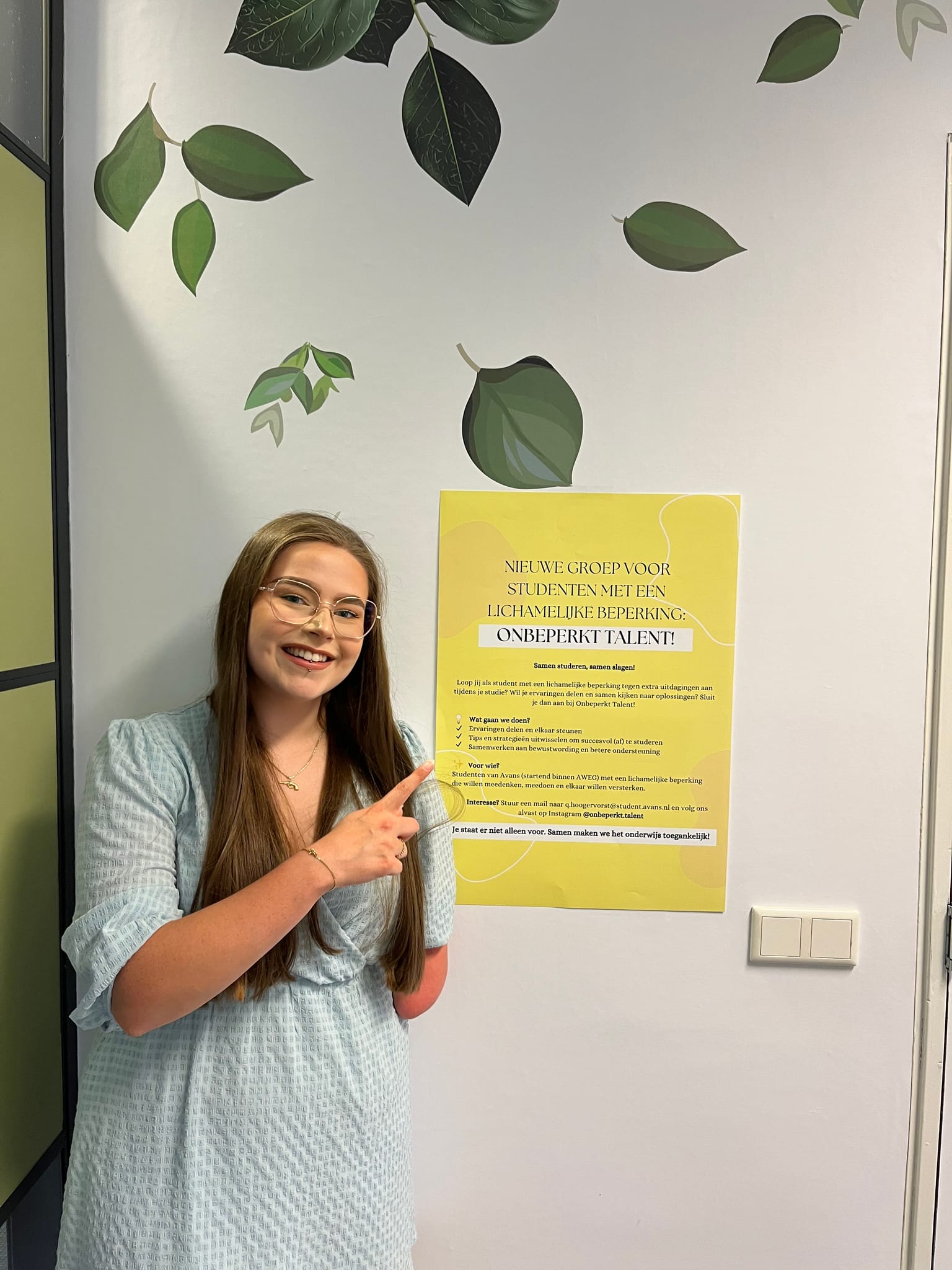 Quinty Hoogervorst staat naast haar poster over Onbeperkt Talent