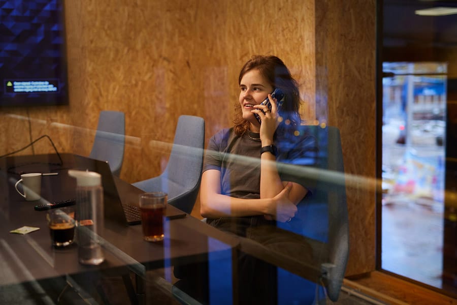 Carolina is aan het bellen en ze glimlacht