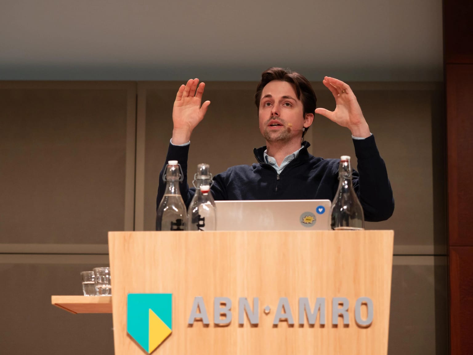 Tim Damen aan het presenteren