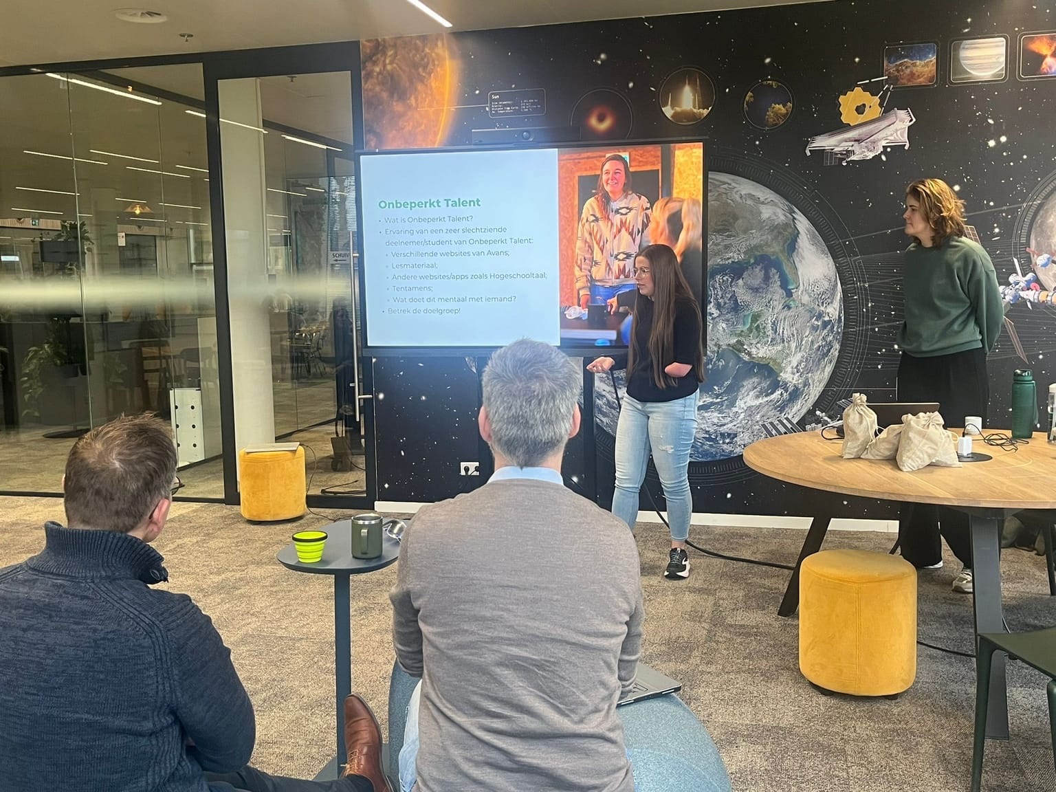 Quinty staat voor de groep. Carolina staat ernaast