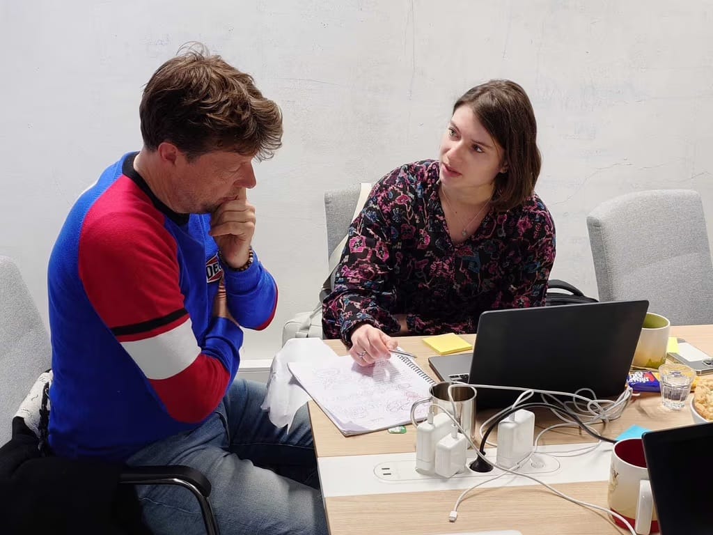 Twee deelnemers van de OPEN Opleiding praten met elkaar